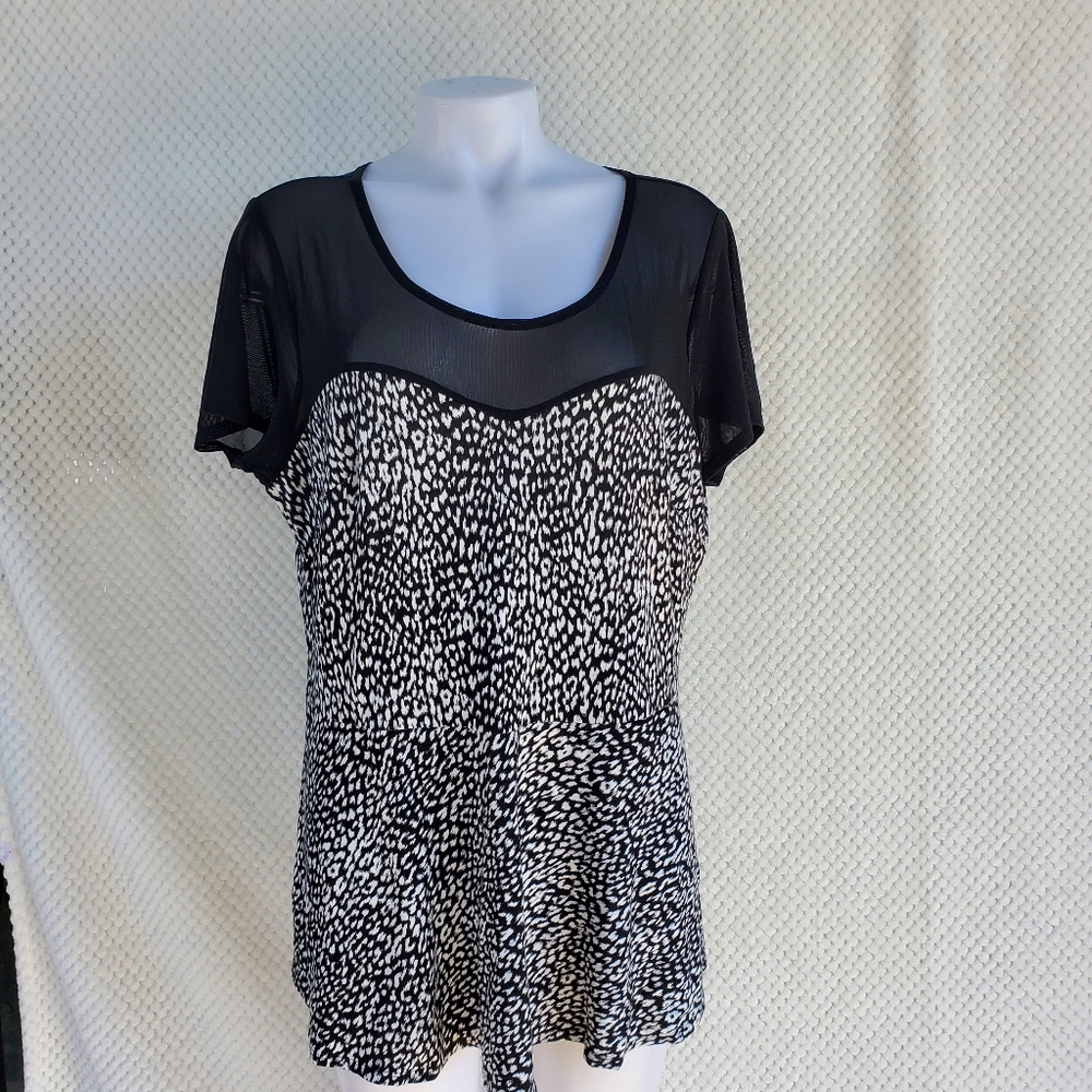 Torrid black and white peplum top, size 2X